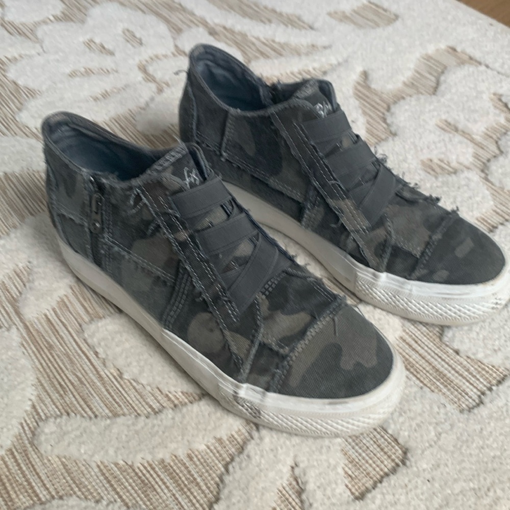 Blowfish side zip sneaker Sz 11